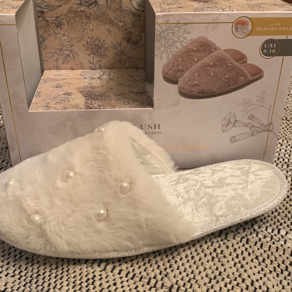 Adrienne Vitradini Memory Foam Slippers. Size L/XL. Really Nice.
